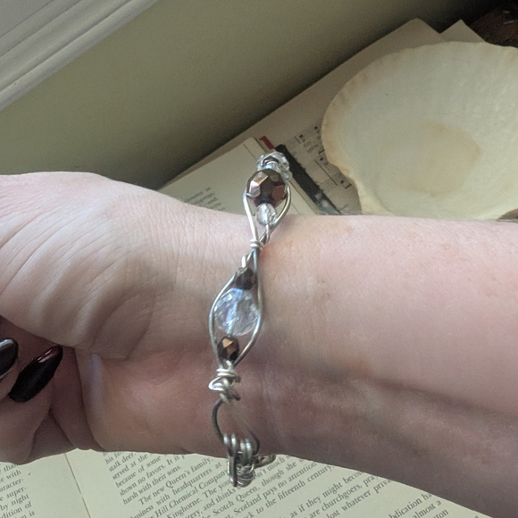 Elegant Silver and Black Beaded Bracelet - Picture 7 of 8